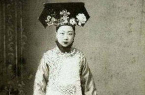 因为这件事跟她们争执不下,最后还是迫于压力选婉容为皇后,文绣为淑妃