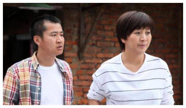 草根演员李嘉明为父治病欠巨款无戏拍当网红今41岁抱美人归