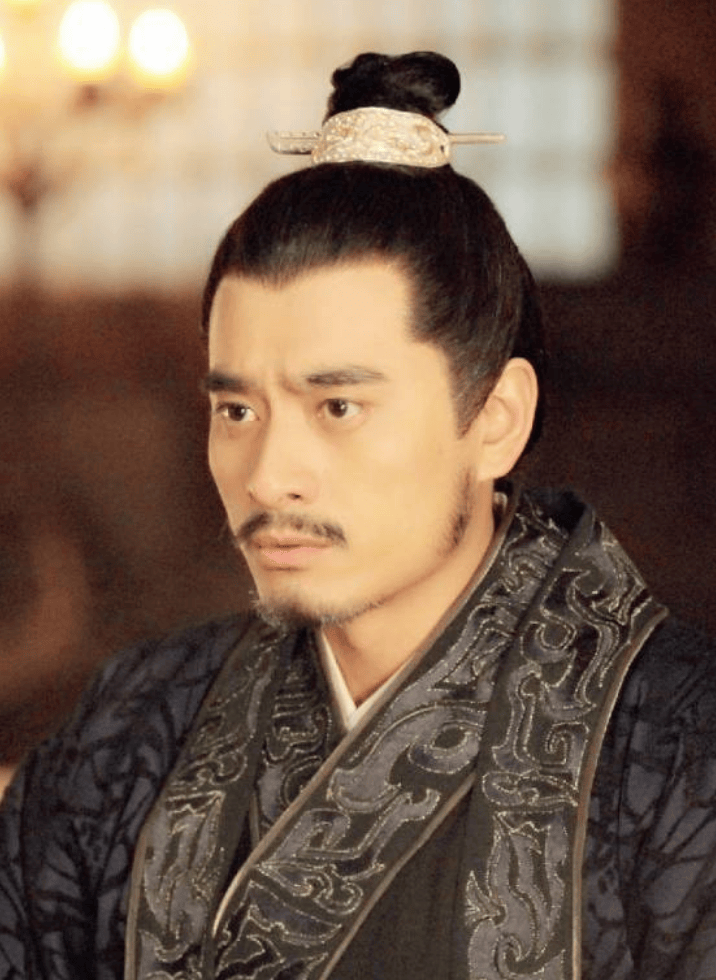 凭借《琅琊榜》爆红后》,陈龙之后的演艺事业发展得非常顺利,他接连