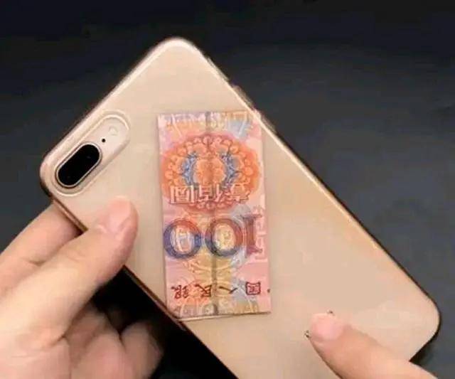 所以那些相信幸运色的人就会把对应的钱放到手机壳,还有就是100元是