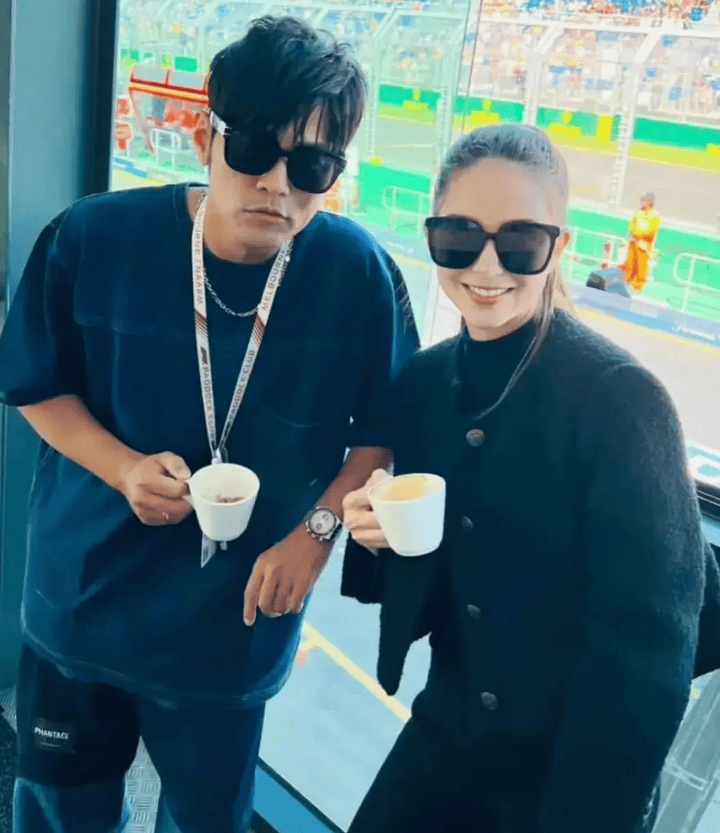 原创昆凌夫妇参加活动周杰伦没胡子又瘦又帅两人穿的不是一个季节
