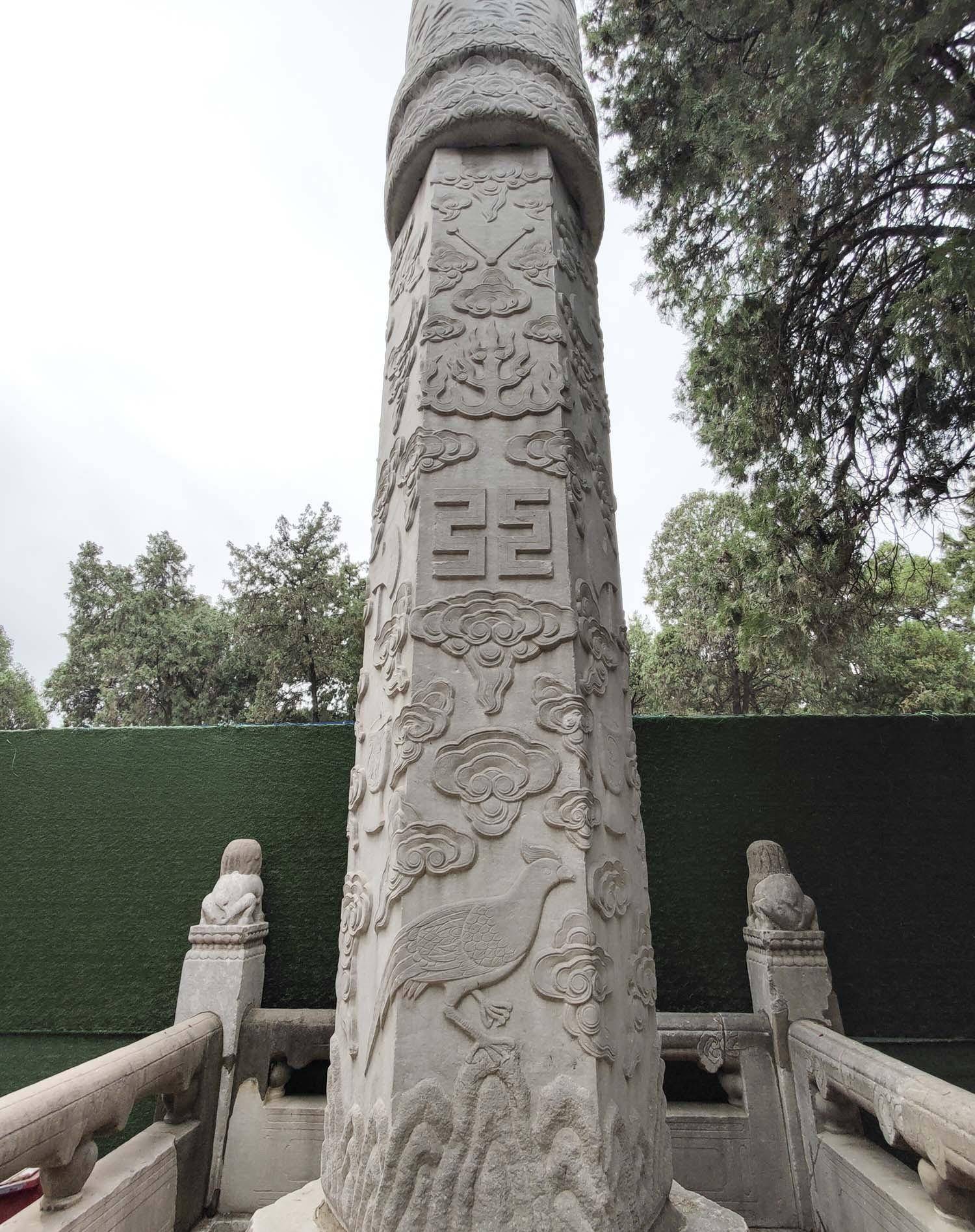 与传统木,石结构不同,袁林的牌楼是用铁筋洋灰石子建成,这在中国陵墓