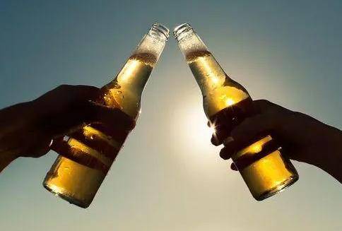 原创喝酒时为啥不能碰花生米医生喝酒尽量少吃这5种下酒菜