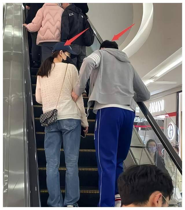 原创32岁孙杨当爸啦妻子张豆豆生女产房内幕曝光情况紧急revealed