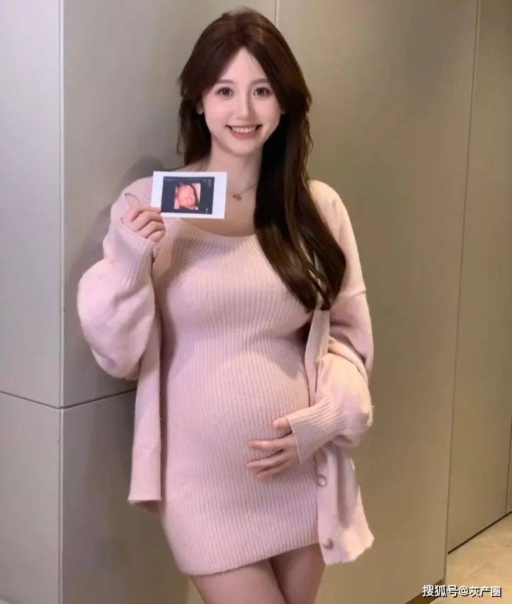 原创蓝色战衣挺着大肚子直播官宣早已是人妻