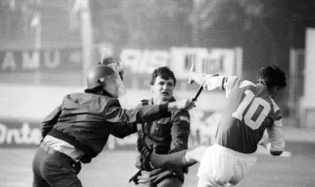 原创这位米兰传奇球星一脚踹出了一场战争改变了一个国家的历史