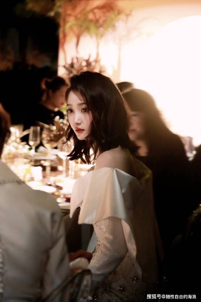 原创关晓彤惊艳亮相fred高级珠宝活动短发白裙尽显好身材太美啦