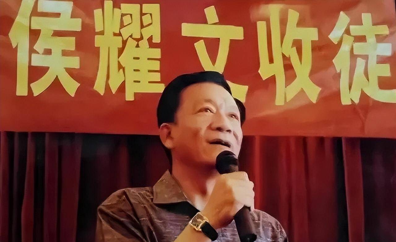 在侯耀文墓地旁边,"林妹妹"之墓鲜花环绕,汉白玉雕像让人垂怜_表演_侯