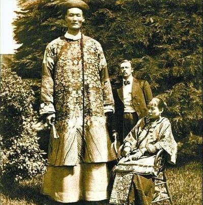 据记载,詹世钗身高约3.19米,姚明顶多到他胸口.他小时候身高就惊人.