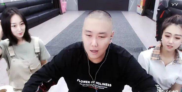 原创大哥刷3万礼物要他剃光头谢小宇出镜全过程新造型还挺适合他