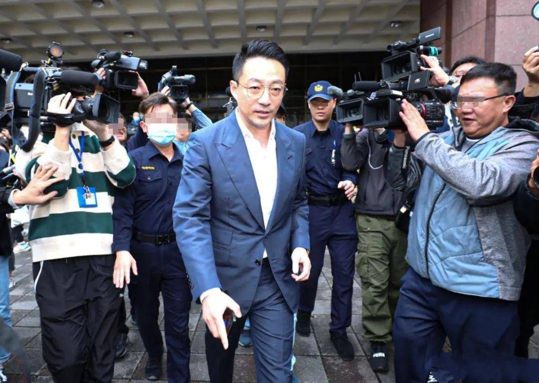 8月19日,大s起诉汪小菲泄密个人资料案第一次开庭,汪小菲本人亲自到场