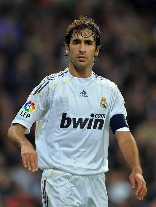 气质上没有耶罗强硬,但他不怒自威,以身作则的气场也感染了皇马的球星