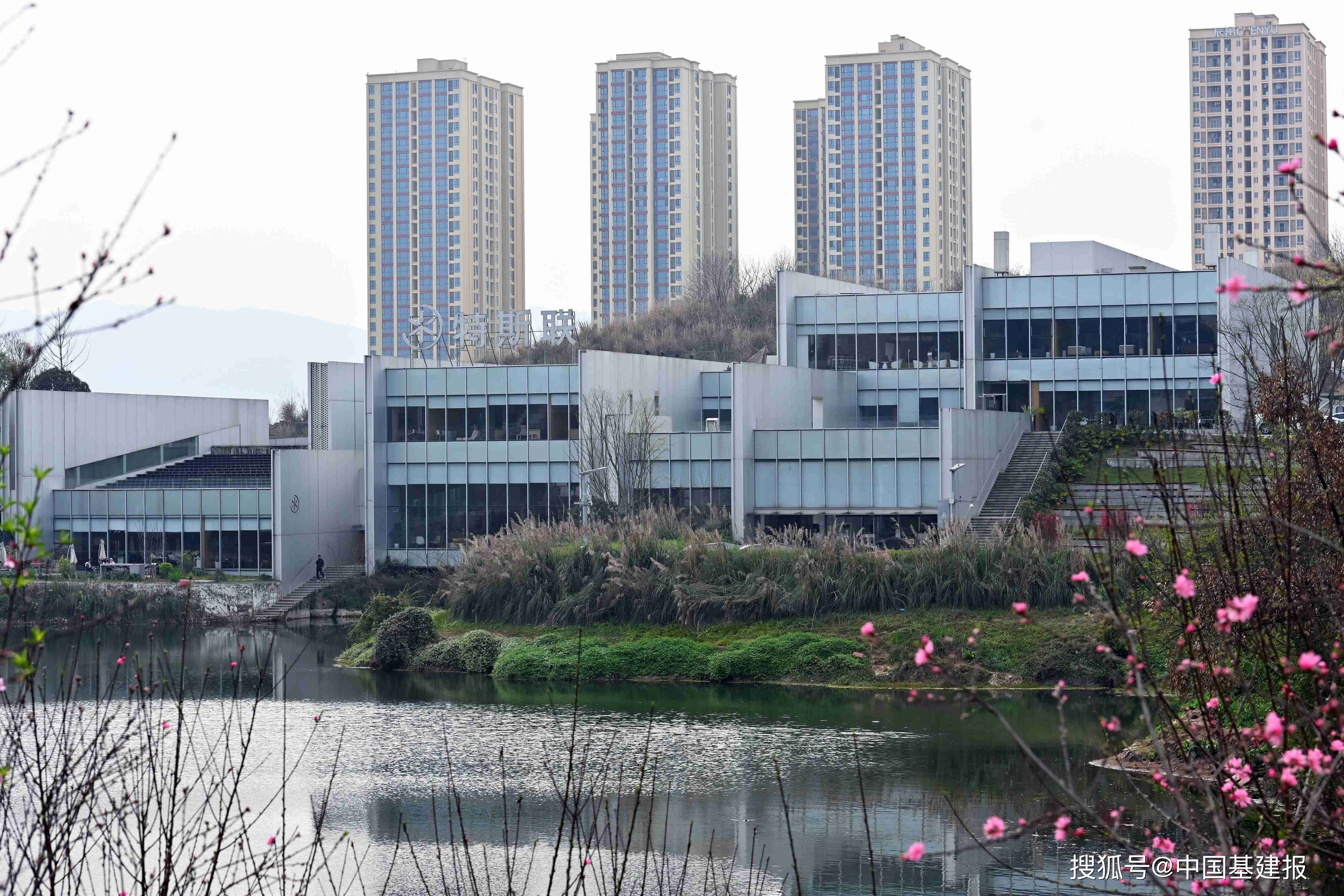 位于西部重庆科学城的凤鸣湖公园景观迷人