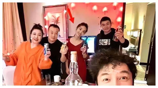 这个一家三口的画面温暖了无数人的心房,让人不禁感慨生活的美好.