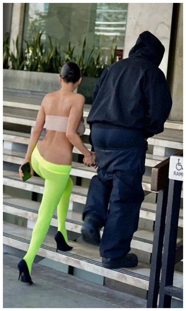 侃爷妻子穿露腚长裤,黑帮老妈干预女儿,引发热议_比安卡_老婆_穿着