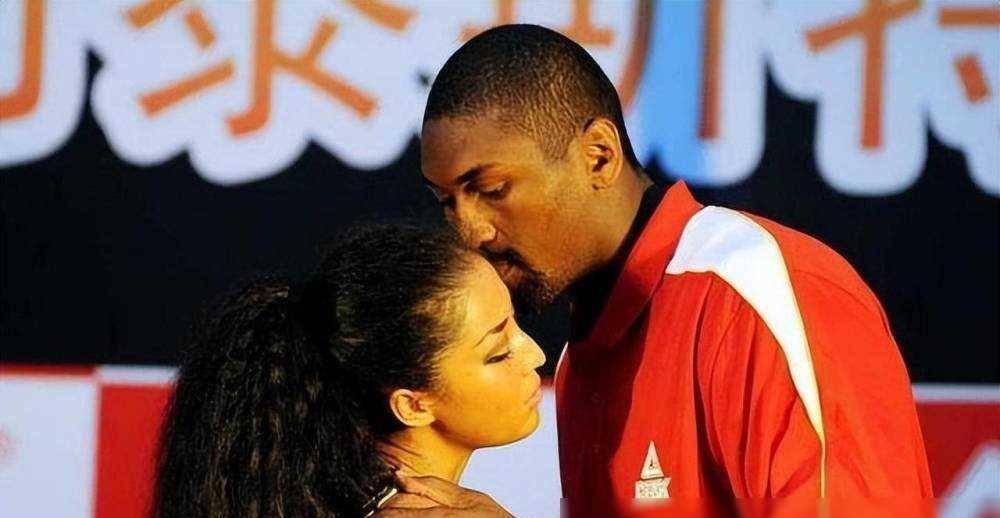 他当着前总统的面打架,和我们女歌手谈恋爱_慈世平_篮球_赛场