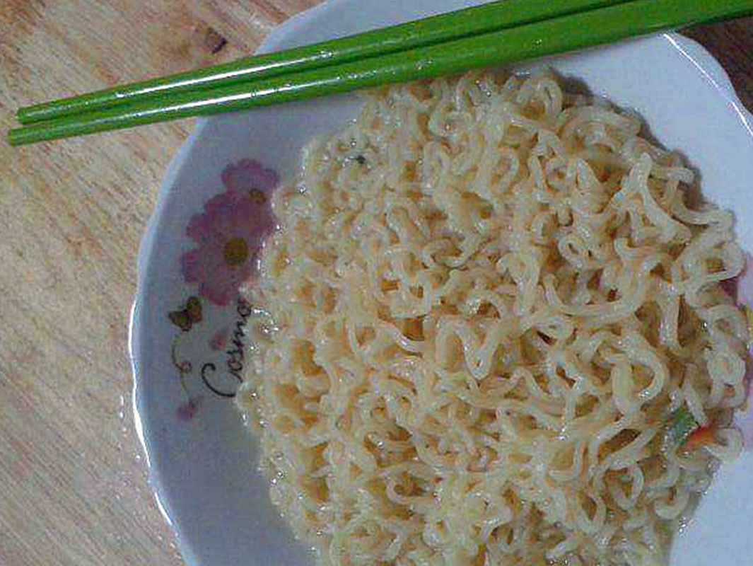 原创煮泡面时先放油包还是先放盐包很多人弄反了难怪泡面不入味