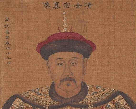 父亲遐龄官至工部侍郎,湖北巡抚;哥哥年希尧亦曾任工部侍郎;妹妹是