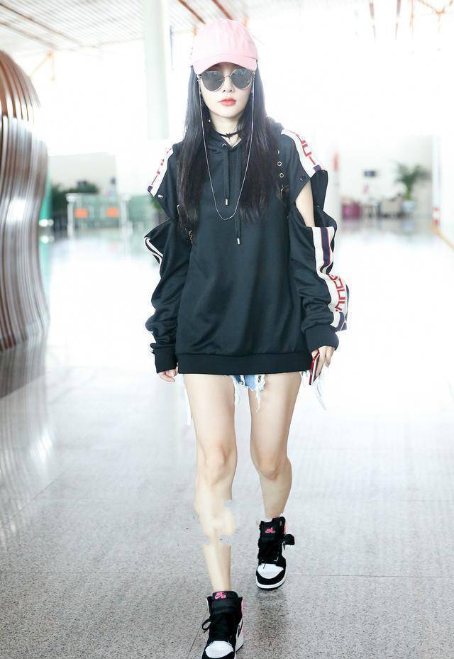 李小璐就选择了一件黑色中长款连帽卫衣,下半身搭配一条牛仔短裤,同时