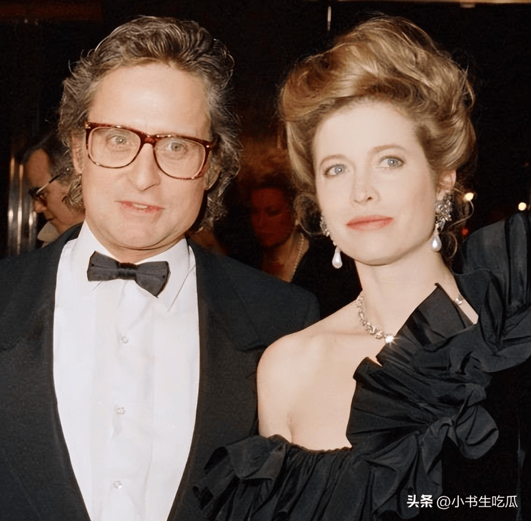 结婚24年泽塔琼斯和大25岁老公像同龄人儿子的五官像她很帅气