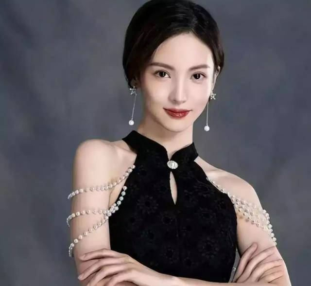 金晨身材高大,凭借舞蹈学历,身材也很帅气.