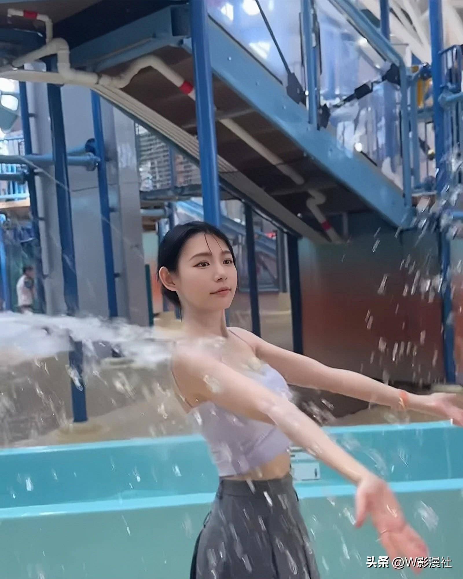 林明祯水上乐园湿身穿着邻家清纯小妹的感觉