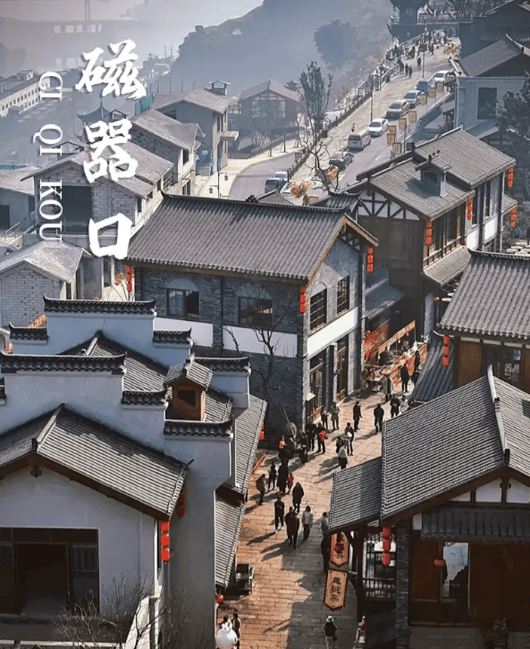 路好吃街和观音桥好吃街都有很多特色小吃现炸酥肉,酸辣粉,丁家坡洋芋