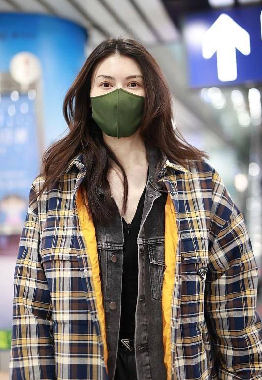 原创何穗过马路像是在走t台身穿格子外套好时髦看着个性还新潮