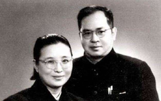 原创吴晗一表人才却执意娶瘫痪女子袁震两人恩爱30年成清华佳话