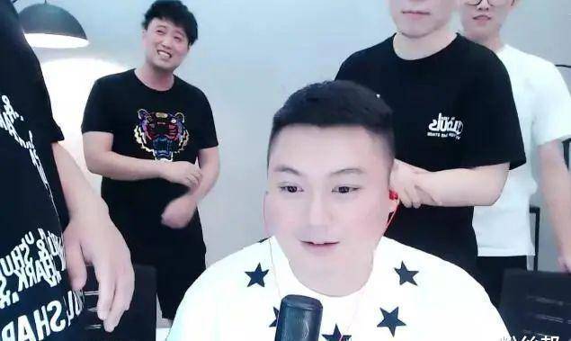 原创华炬南京分公司开业熊哥五音不全开唱李先生露出久违笑容