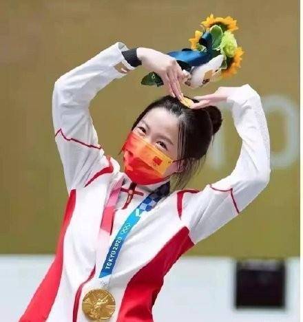 原创奥运冠军杨倩火了赛场上严肃认真私服穿搭却是可爱又清新