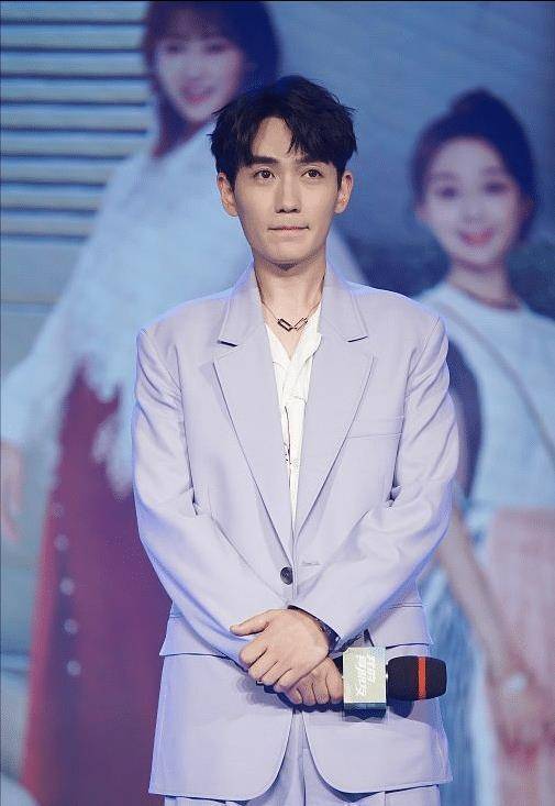 朱一龙的气质真好西装也能穿出休闲感和蜡像相比还是本人更帅