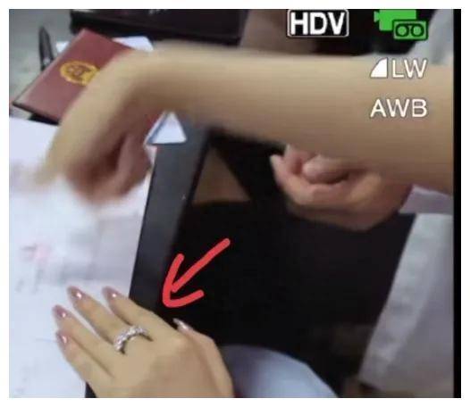 34岁张大奕宣布结婚佩戴300万大g戒指执着引热议