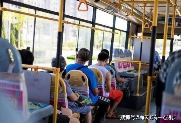 给这种坏老人让座位你觉得值吗不要老是拿道德绑架年轻人谁都有苦有累