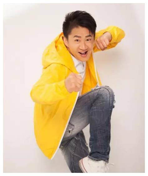 嘉明:为父治病欠巨款,无戏拍当网红,今41岁抱美人归_父亲_因为_张国立