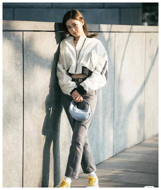 虽然岑丽香已经是两个孩子的母亲,年纪也不小了,但无论是身材还是颜值