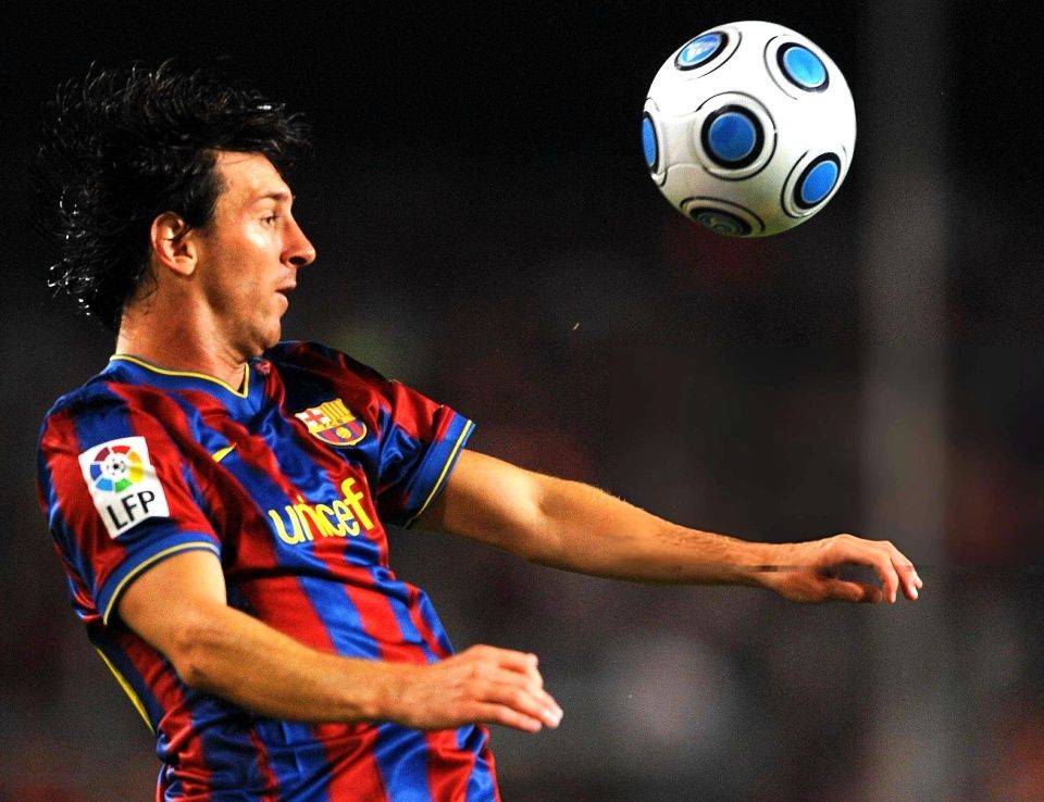 梅西双响:2009年捧起西超杯,六冠王即将达成!_巴萨_伊布_比赛