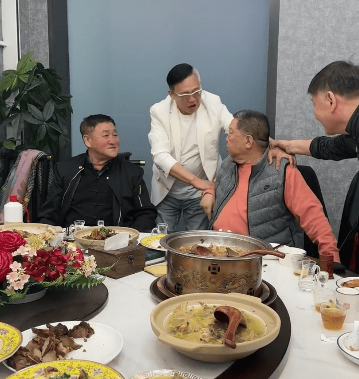 笑抽了!京圈大聚会!孟凡贵强大朋友圈曝光,瞎宝庆敬酒,王忠义满脸堆笑