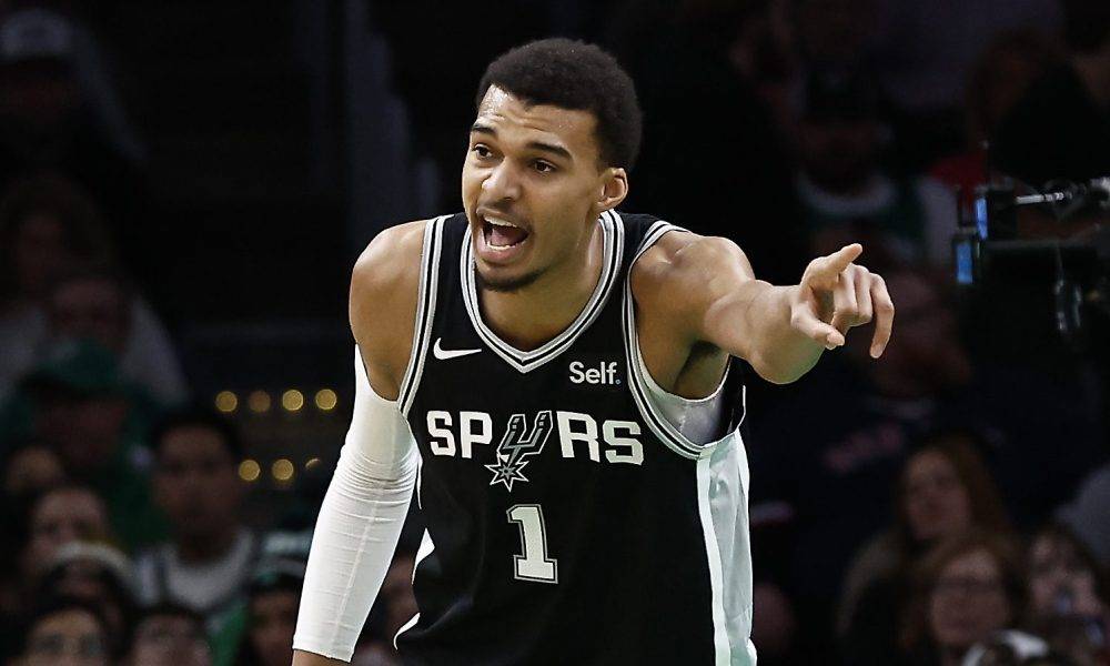 2米24对上2米08文班示意队友全部拉开他要1v1单吃杜兰特