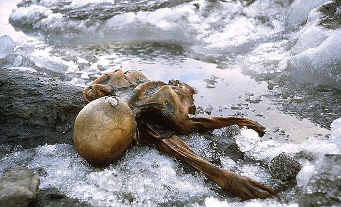 原创夫妇登山旅行意外发现一具赤裸干瘪尸体科学家鉴定后出人意料