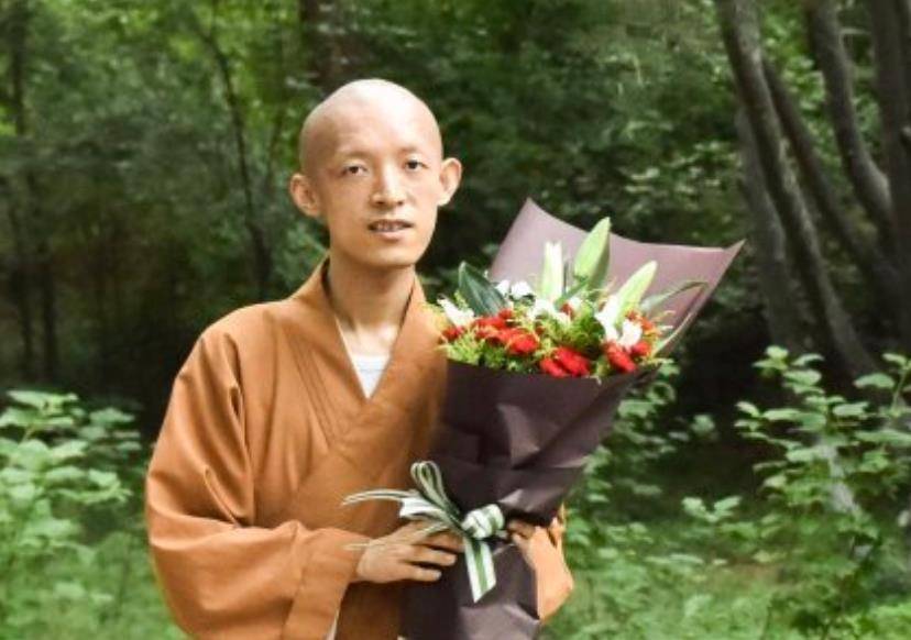 原创硕士邓文庆毕业后剃度出家父母苦劝反被感染也随他搬入寺庙