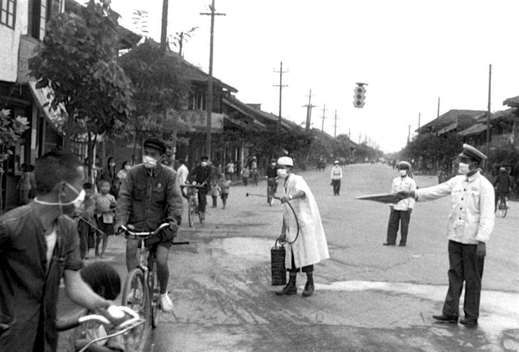 敲打锣鼓和脸盆追赶麻雀;家家户户用开水灌老鼠洞,用六六粉熏蚊子