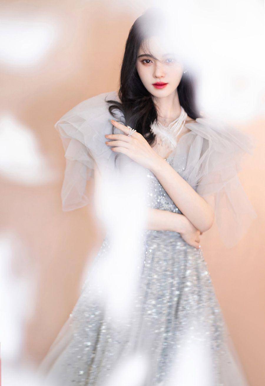 舞台镜头下的鞠婧祎:本以为身高不足1米5,仔细看才发现问题