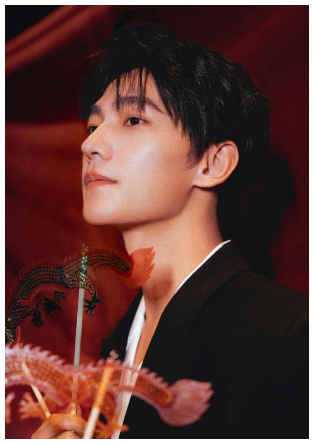 杨洋病倒入院治疗走路需拐杖经纪人陪同医生严肃叮嘱