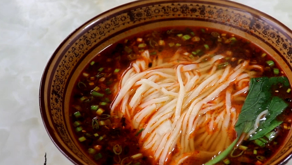 手把手教你做酸汤手擀面,酸中带辣,开胃爽口,色香味俱全