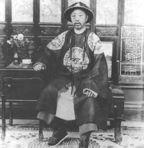 说俗点,载漪更会讨老佛爷的欢心,这点恭亲王和隐志郡王的都比不上,这