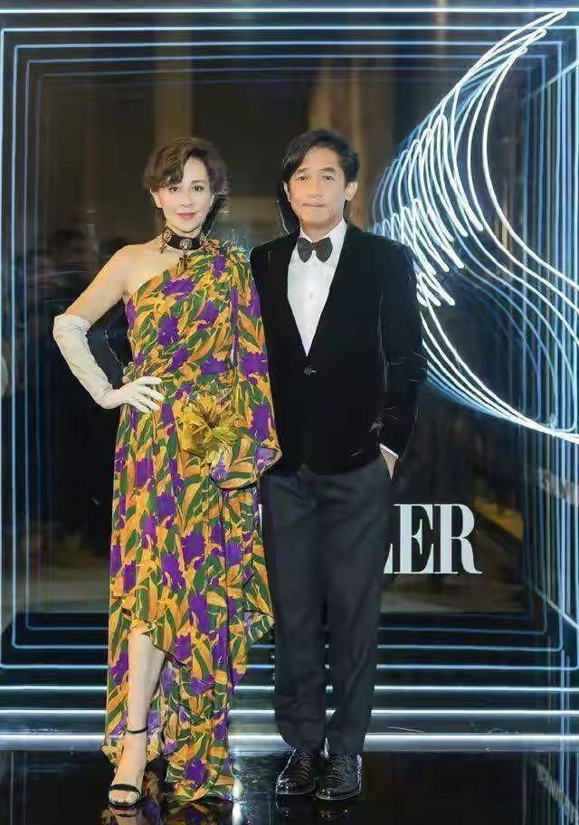 与奚梦瑶同框身穿一身荷色鹅燕尾西装造型,修身风格搭九分西裤,剪裁