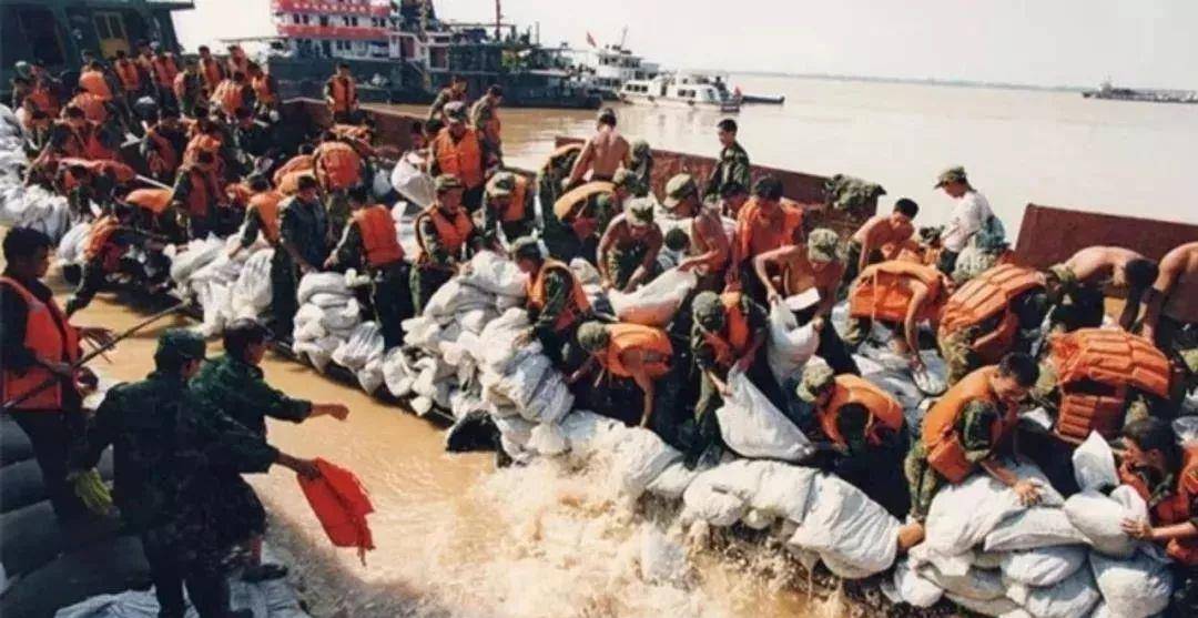 98年长江决堤数十万人未撤,战士以身抗洪,百姓哭喊:求求别跳了_九江