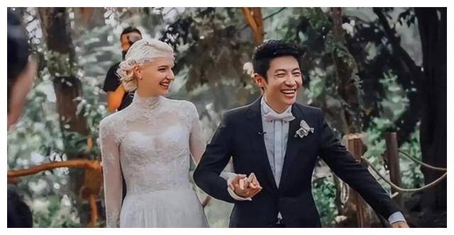 撒贝宁携妻体验汉服李白红襦裙亮眼独特气质如古人般端庄