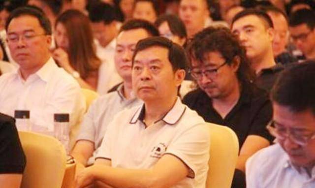 村民凑70块供他创业,赚百亿后开飞机回村,给老人发千万红包_郑大清